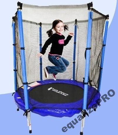 Девочка прыгает на батуте с защитной сеткой