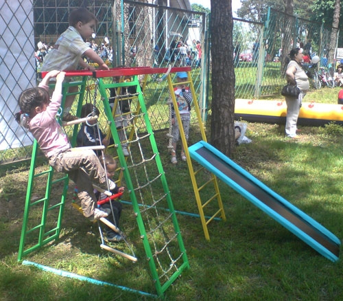Детский спорткомплекс Непоседа-Чемпион на улице с играющимися детьми