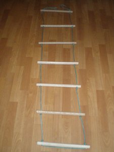 Подвесная веревочная лестница на полу