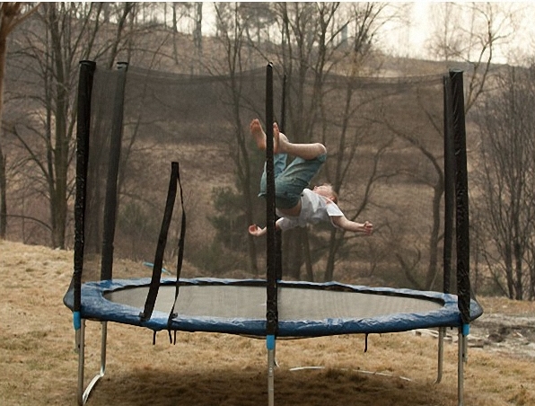 дитина стрибає на батуті TotalSport з діаметром 305 см